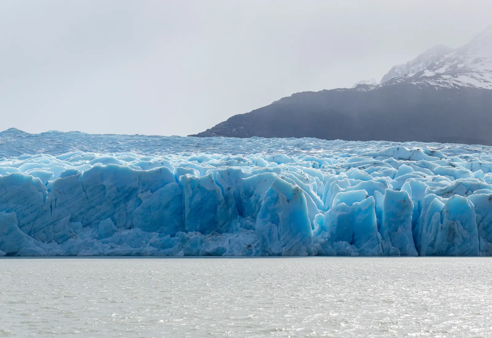 Frente del glaciar Grey, con bloques de hielo azul, en Torres del Paine, Chile