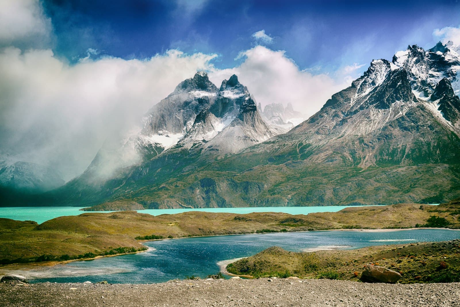 Paisaje de montaña y laguna en los Andes